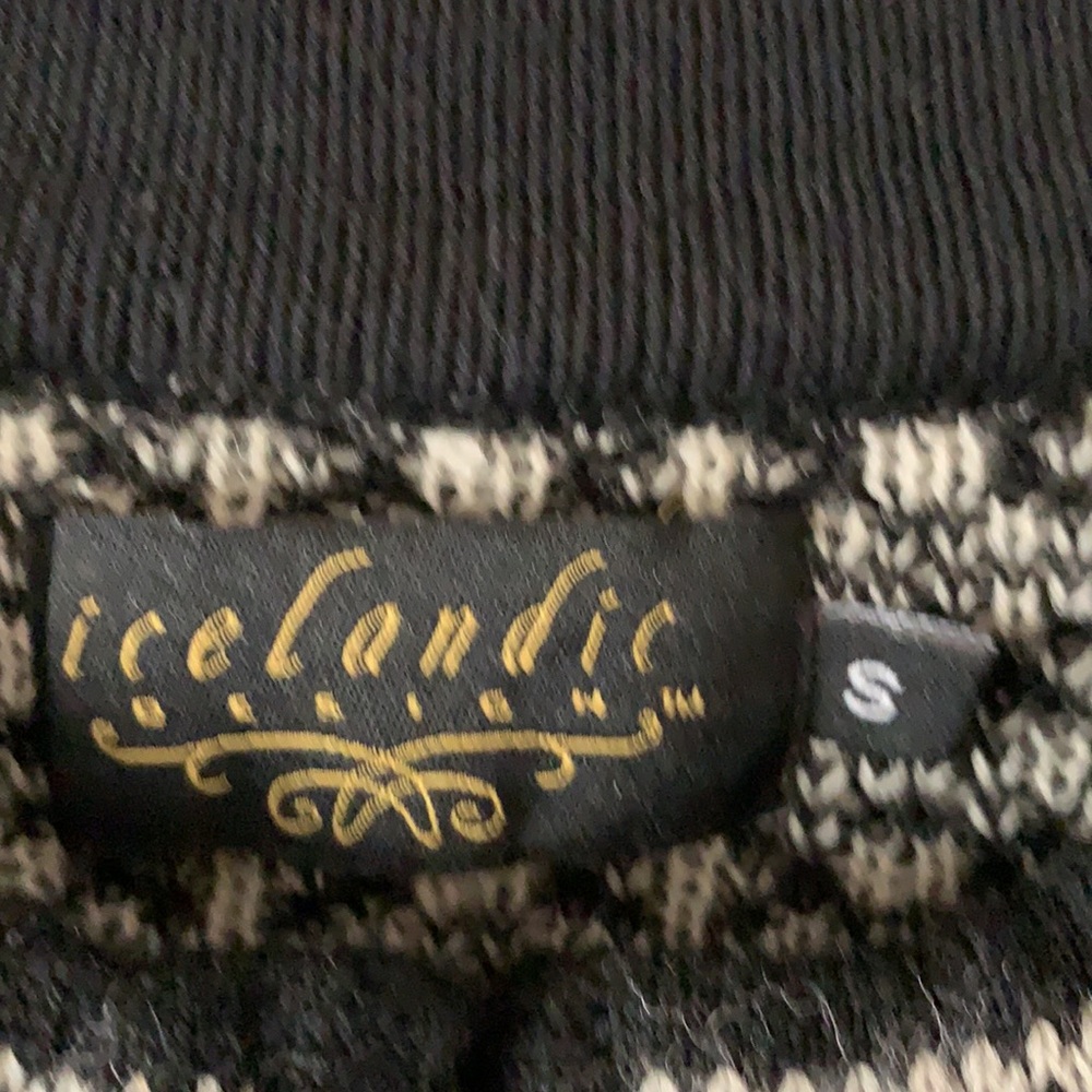 Icelandic Design 100% Wool Fair Isle Floral Handmade Sweater - Picture 4 of 9